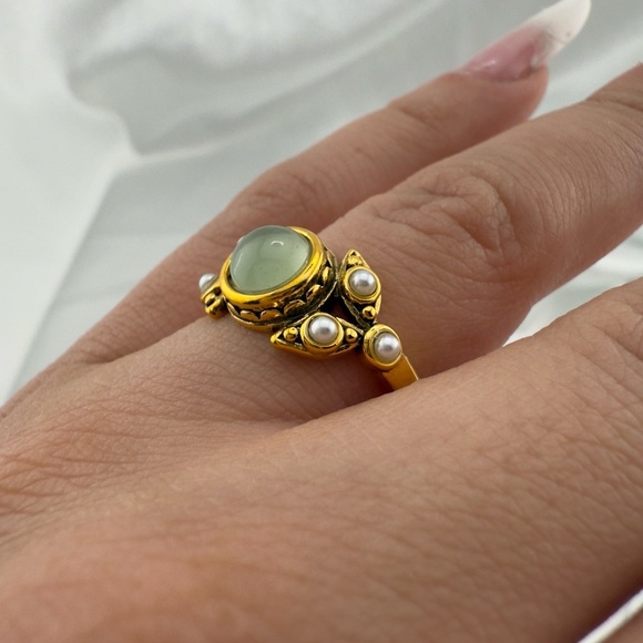 Vintage Gold color green rhinestone and Pearl adjustable Ring - Picture 3 of 5